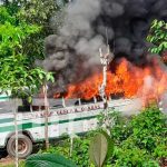 Autobús terminó envuelto en llamas en una comunidad de Río San Juan Incendio de bus en una comunidad de Río San Juan