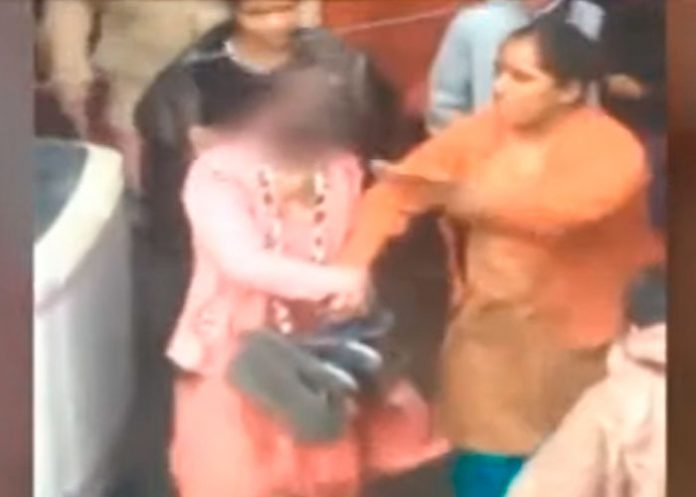 Mujer violada y humillada en público por rechazar a hombre en la India
