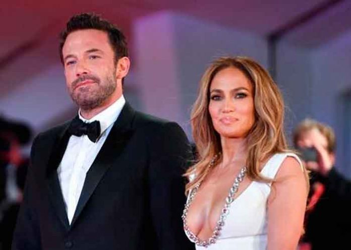 jennifer-lopez- Jennifer López se luce al usar collar con el nombre de Ben Affleck