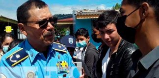 Hijos de policía reciben bono escolar en Jinotega