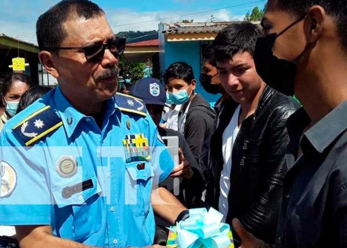 jinotega1 Hijos de policía reciben bono escolar en Jinotega