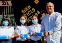 Entrega de kits para la salud en colegio de Managua