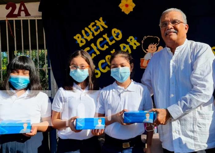 Entrega de kits para la salud en colegio de Managua
