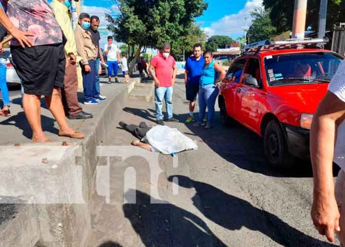 Anciano muere repentinamente en parada de bus de Managua