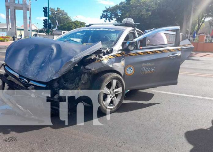 ¡Tremendo choque! entre un bus y taxi dejó a personas lesionadas en Managua