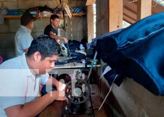 Elaboración de uniformes escolares en Masaya
