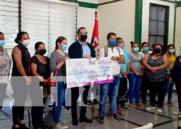 Entrega de créditos del MEFCCA para protagonistas en Managua