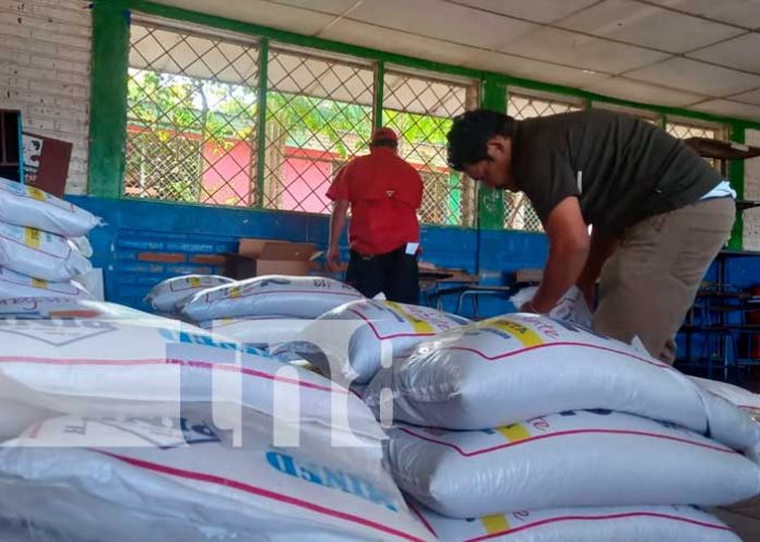 Distribución de merienda escolar en Río San Juan