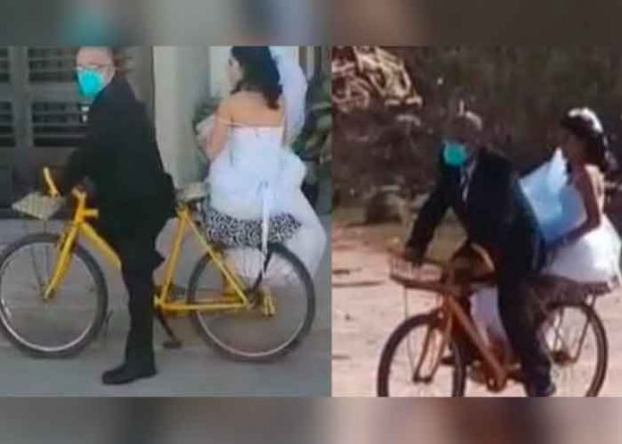 México: Padre lleva a su hija a casarse a la iglesia en bicicleta