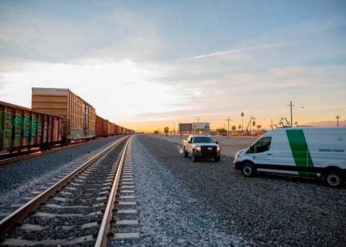 Descubren arriba de tren a 26 migrantes que intentaba entrar a Estados Unidos