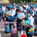 Entregan más de 15 mil mochilas a hijos e hijas de policías en Nicaragua Entrega de mochilas y útiles escolares para hijos de policías en Nicaragua