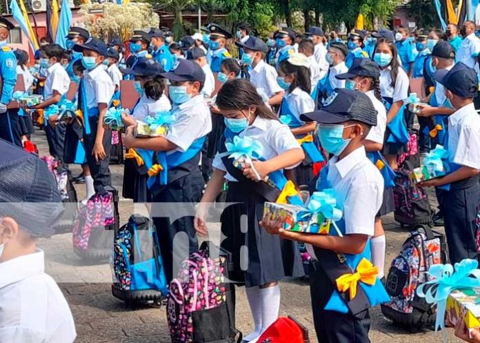 Entrega de mochilas y útiles escolares para hijos de policías en Nicaragua