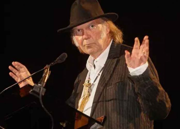 Neil Young amenaza a Spotify con quitar sus canciones de la plataforma