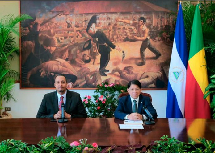 Embajador de Benín presenta copias de Estilo a Nicaragua