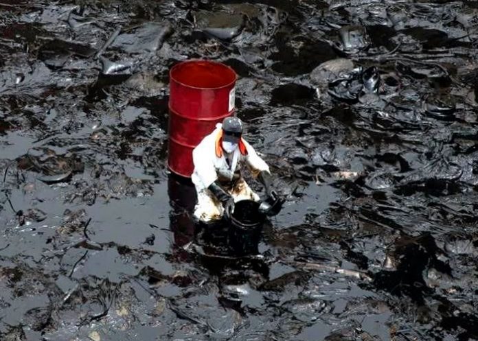 Emergencia ambiental por el derrame de petróleo en las costas de Perú