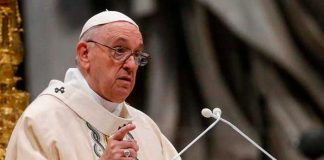 El papa instó a “continuar los esfuerzos” para vacunar contra el COVID