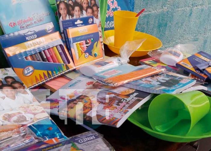 Entrega de paquetes escolares a Estelí