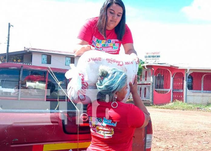 Entrega de paquetes alimenticios en Río San Juan