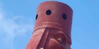 Estatua con "enorme paquete" es la nueva atracción turística de Perú