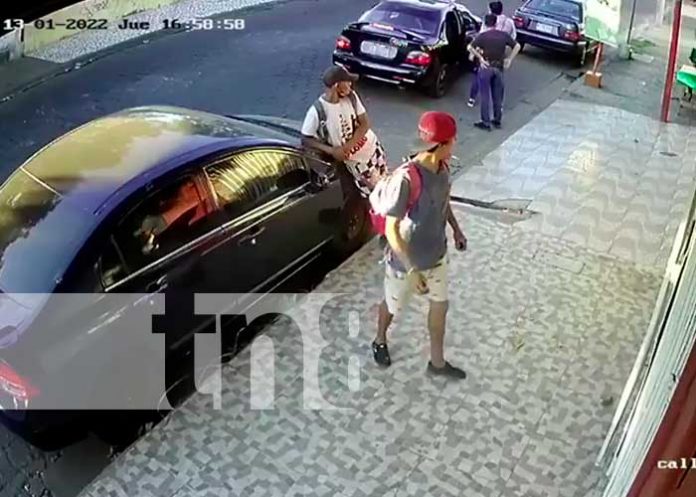 Robo de retrovisor de un vehículo en Managua