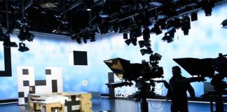 Presentadora desata polémica por negarse a usar “todes” en programa en vivo por el lenguaje inclusivo