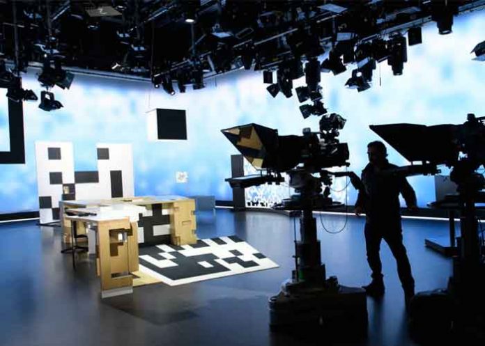 presentadora Presentadora desata polémica por negarse a usar “todes” en programa en vivo por el lenguaje inclusivo