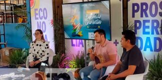 Presentación de promociones escolares en Parque de Ferias en Managua, Nicaragua