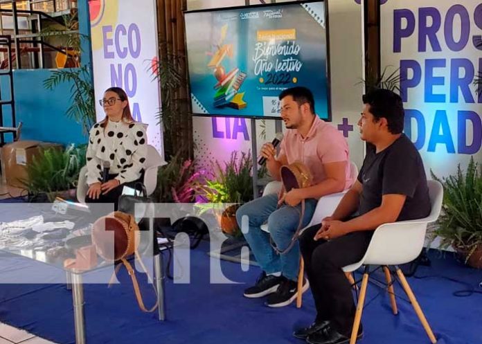 Presentación de promociones escolares en Parque de Ferias en Managua, Nicaragua