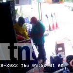 ¡Clase estafa!: Se lleva baterías a precio de queso en Managua (VIDEO) Momento de la estafa con unas baterías de vehículo en Managua