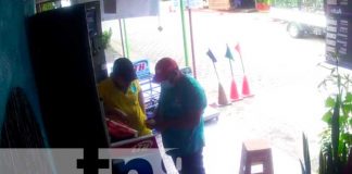 Momento de la estafa con unas baterías de vehículo en Managua