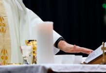 Al menos 125 sacerdotes católicos en Alemania ‘salieron del armario’ Al menos 125 sacerdotes católicos en Alemania 'salieron del armario'