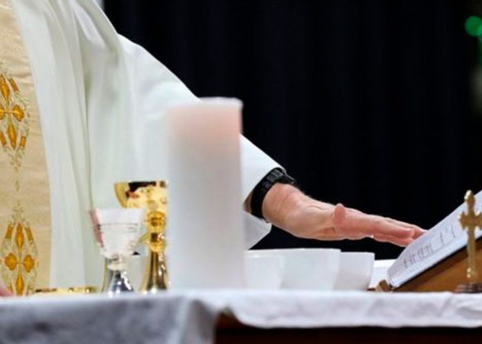 Al menos 125 sacerdotes católicos en Alemania 'salieron del armario'