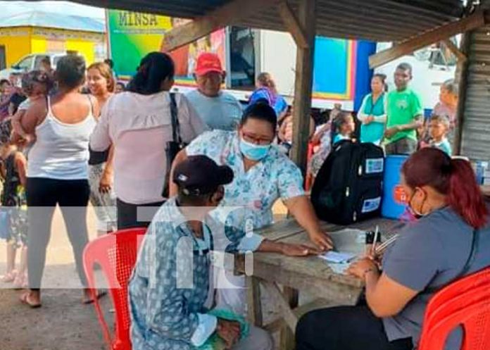 Jornada de salud móvil en barrio de Bilwi