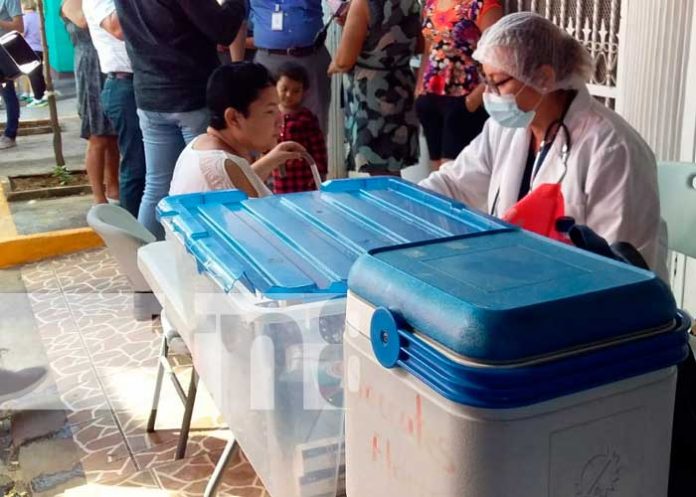 Atención en salud con brigadistas del MINSA en Managua