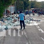 Rastra se vuelca con todo y producto en el km 15 Ctra. Vieja a León