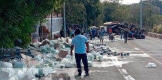 Rastra se vuelca con todo y producto en el km 15 Ctra. Vieja a León