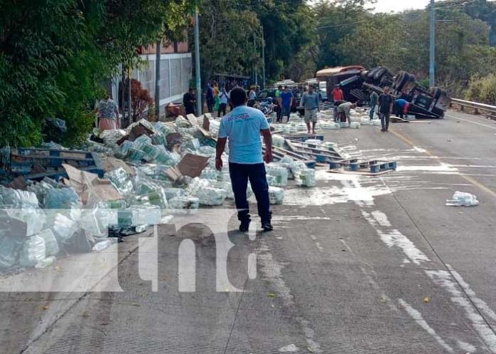 Rastra se vuelca con todo y producto en el km 15 Ctra. Vieja a León