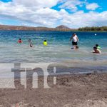 Un chapuzón se dieron este domingo familias en la Laguna de Xiloá Un chapuzón se dieron este domingo familias en la Laguna de Xiloá