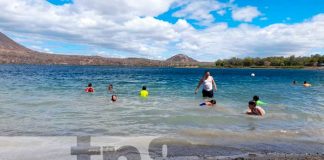 Un chapuzón se dieron este domingo familias en la Laguna de Xiloá
