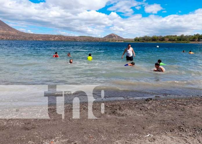 Un chapuzón se dieron este domingo familias en la Laguna de Xiloá