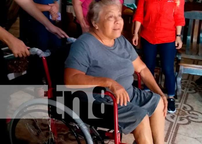 Entrega de medios auxiliares para personas que lo necesitan en Managua