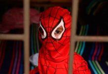 Niño se disfraza de Spider-Man para defender a su mamá de violencia doméstica Niño se disfraza de Spider-Man para defender a su mamá de violencia doméstica