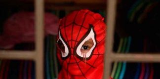 Niño se disfraza de Spider-Man para defender a su mamá de violencia doméstica