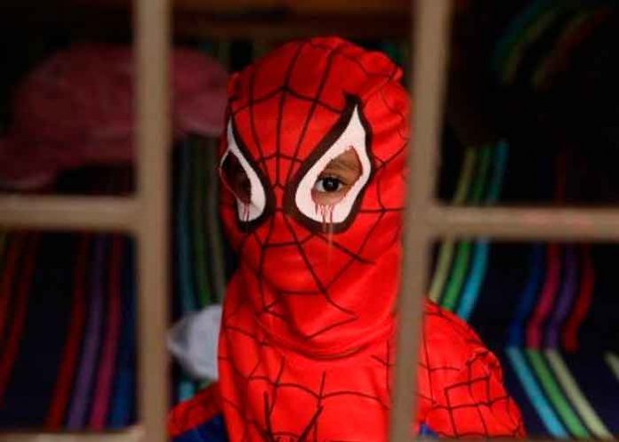 spider-man Niño se disfraza de Spider-Man para defender a su mamá de violencia doméstica