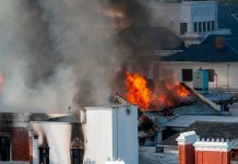 Incendio en el histórico edificio del Parlamento en Sudáfrica