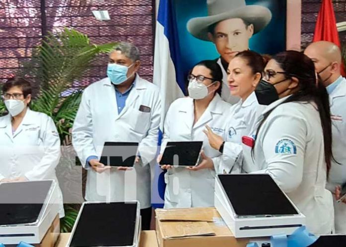 Entrega de tablets para mejorar el sistema de salud en Nicaragua