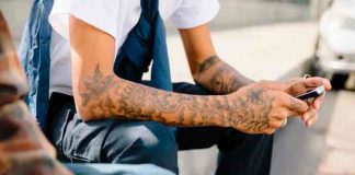 Hombre cubre todo su cuerpo con tatuajes