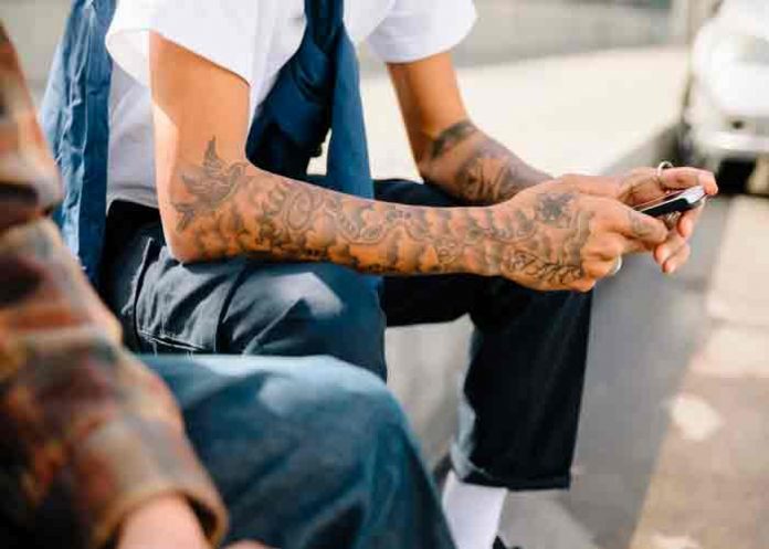 Hombre cubre todo su cuerpo con tatuajes