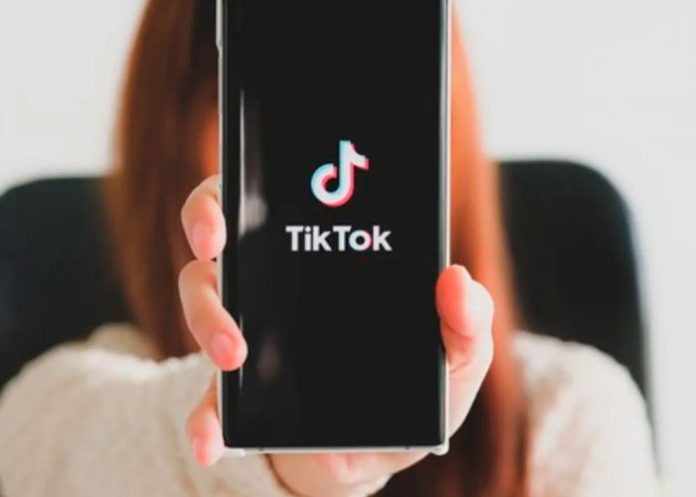 Gracias a TikTok descubrió la infidelidad de su novio ¡en sus narices!