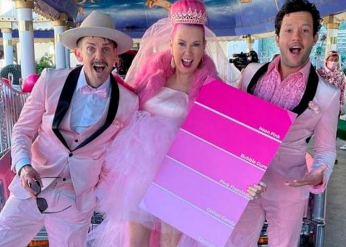 ¡Que loca! Mujer se casa con el “amor de su vida”: El color rosa